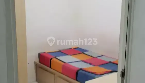 There is an empty room. 1