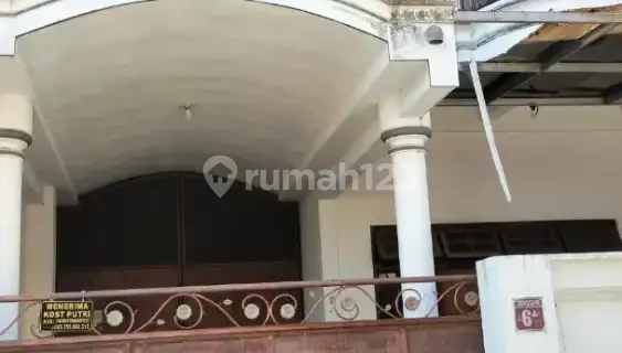 Women's boarding house, clean, complete facilities. 1