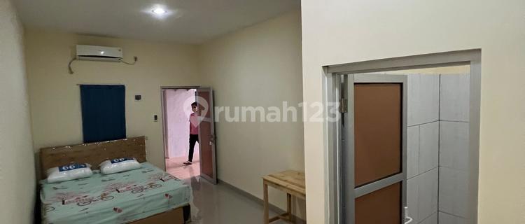 Mixed boarding house in Bintaro Sector 9, TV, WiFi, motorcycle and car parking available. 1