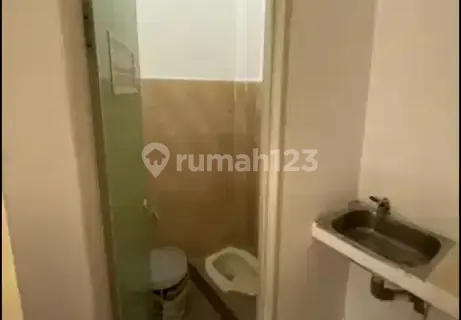 Empty room available 1