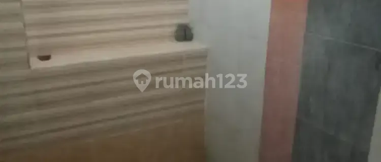 Daily/weekly boarding house with AC and private bathroom in Pondok Pinang, South Jakarta 1