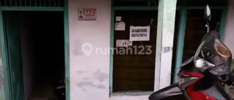 Cheap boarding house near ITC Roxy Mas – next to the railway tracks 1