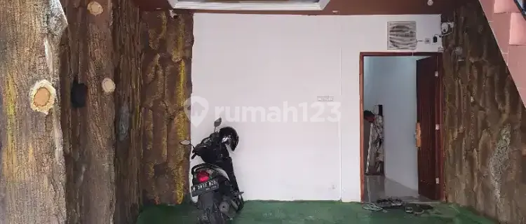 GIRLS ONLY BOARDING HOUSE Near Alteri Pondok Indah In Front of Bungur Busway Stop 1