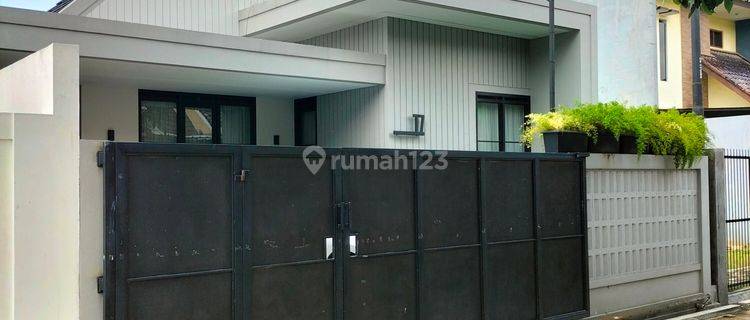 Rumah Baru Semi Furnished Minimalis Modern SHM di Jalan Sariwangi, Bandung 1