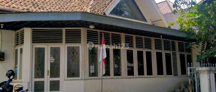 Turun Harga Dijual Rumah Klasik Lokasi Strategis di Lengkong 1