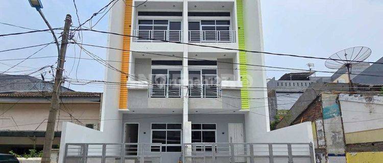 Rumah Brand New Minimalis Modern 3 Lantai Dijual Taman Ratu Jakarta Barat 1