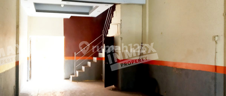 3-Storey Shop House on Mt Haryono Near Campus, Heavy Traffic 1