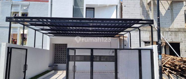 RUMAH 2 LANTAI SIAP HUNI FURNISHED DI KAWASAN UII 1