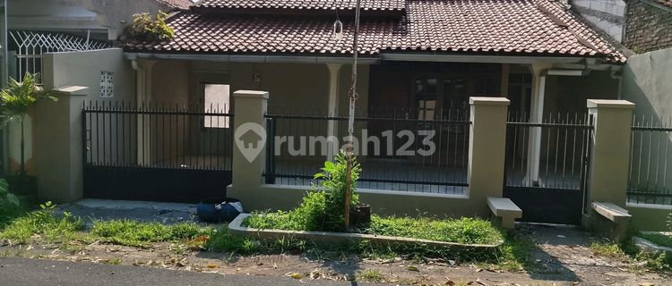 Ready-to-Occupy In-City House Near Everything in West Semarang 1