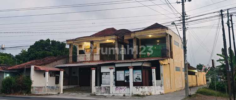 House Plus Shop House on the Side of the Main Road in Klaten 1