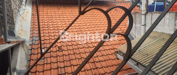 Rumah Ditengah Kota Bentuk Ngantong 2,5 Lantai 1