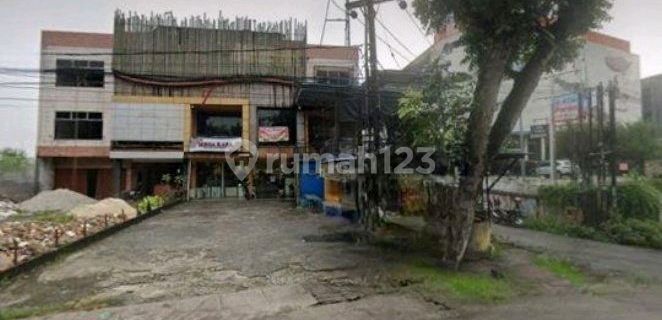 3-Storey Attached Shophouse + 2 Rear Shophouses, Strategic Location on Sudirman Pekanbaru 1
