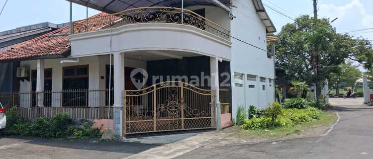 Dijual Rumah Semi Furnished, Lokasi Strategis Halmahera Semarang 1
