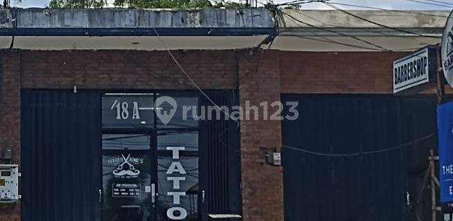 Store in a Busy Area and Tourism on Uluwatu Street, South Kuta, Badung 1