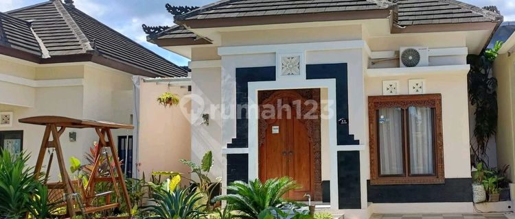 Beautiful House Makes Its Occupants Feel at Home in BSB Semarang 1