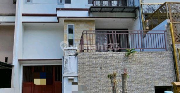 3 1/2 Story House Ready to Live In the Heart of Semarang City, Located in a Prestigious Housing Complex 1