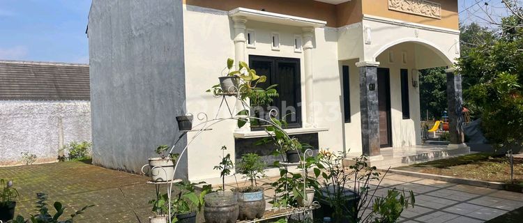The house is located in a hook position in Gunungpati with a slow living concept. 1