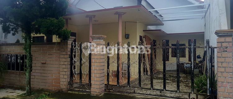 Rumah Bangunan Lama dan Plafon Tinggi 1