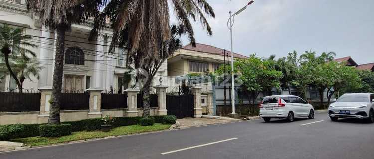 QUICK SALE OF OLD HOUSE IN PREMIUM AREA PONDOK INDAH, SOUTH JAKARTA 1