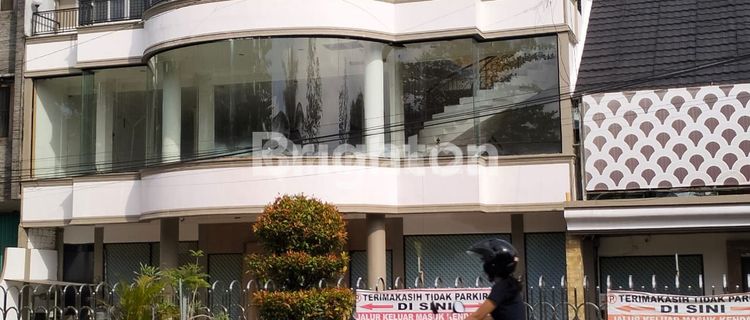 3 STORY BUILDING, LARGE AREA, DOWNTOWN PONTIANAK, IN FRONT OF WEST KALIMANTAN GOVERNOR'S OFFICIAL RESIDENCE. 1