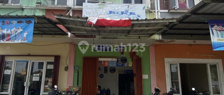 Three-Story Ready-to-Use Shop House in a Commercial Area 1