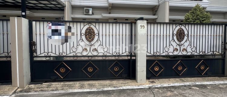 Rumah Bagus siap huni murah mewah strategis 2 lantai di Jtimakmur 1