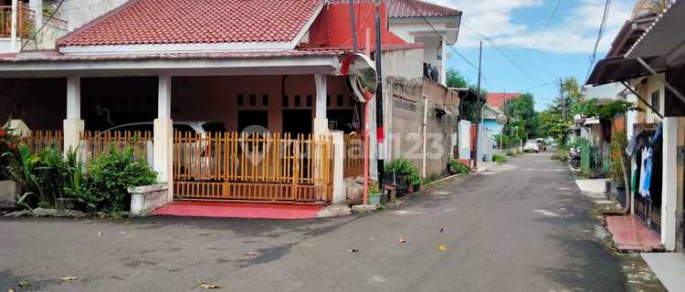 Rumah hook siap huni strategis di Pulogebang Jakarta Timur 1