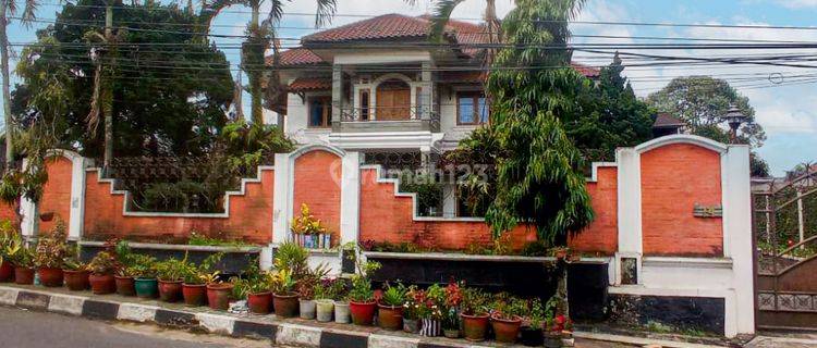 Rumah Mewah 2 Lantai Halaman Luas Siap Huni di Jl. Bhineka Karya 1