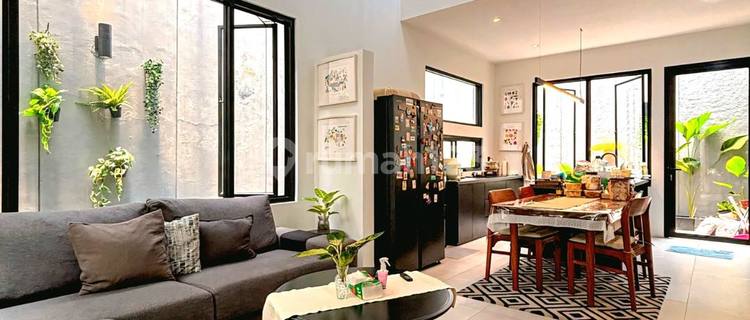 Like New, Bangunan 3 Lantai, Sangat Terawat Dan Siap Huni 1