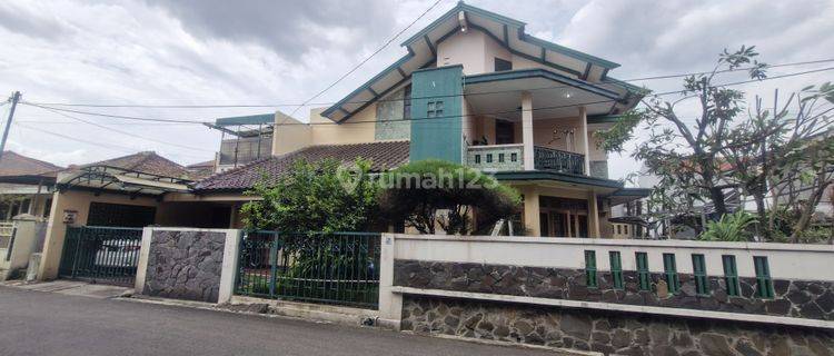 Di Jual Rumah Bandung 2 Lantai + Attic, Semi Furnished. 1