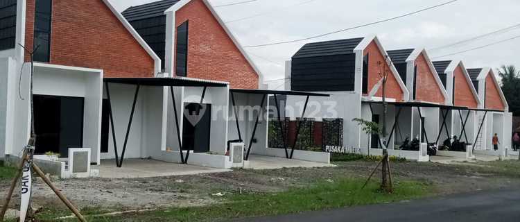 Commercial House Directly Facing Main Road, Corner Position, Only One Unit Available.
