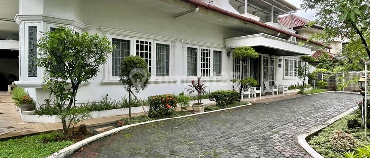 Halaman Luas Dalam Kompleks Asri Posisi Hook 1