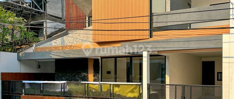 Rumah Baru Tropis Dalam Kompleks Bintaro Dengan Kolam Renang Lebar 1