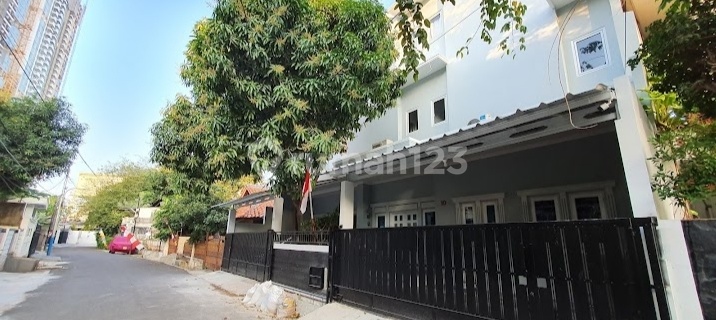 3-Story Boarding House with 21 Rooms, Strategically Located in Cempaka Putih, Currently Full, Estimated Income 45 Million/Month. 1