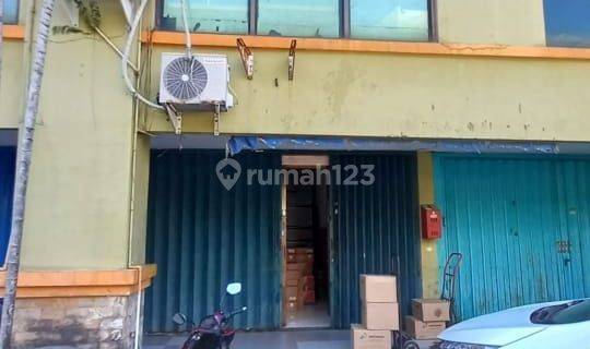 Ruko Plaza Segi Delapan cukup strategis karena ramai penduduk 1