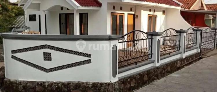 For Sale Comfortable House Ready to Live Corner Position Location in Sariwangi Bandung 1