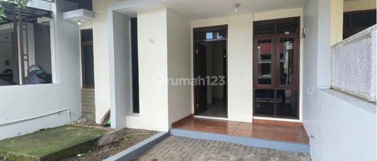 Disewakan Rumah 1 Lantai Luas 100 M2. 2 Kamar Tidur Siap Huni. Dalam Cluster Keamanan 24 Jam One Gate Security System. Fasilitas Cluster Masjid. Playground. Taman. Di Antapani Bandung 1
