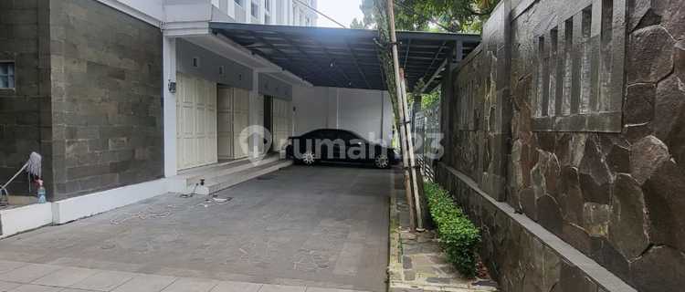 For Rent: 2-Story Shop House, Area 242 M2. Features 2 Rooms That Can Be Used as Workspaces/Meeting Rooms. Suitable for Office/Clinic/Tutoring Center/Mini Market and Other Businesses. With a Fairly Large Parking Area. In Arcamanik, Bandung. 1