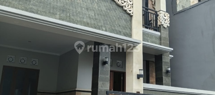 Rumah 2 Lantai 3 Kamar Tidur di Gatot Subroto Timur 1