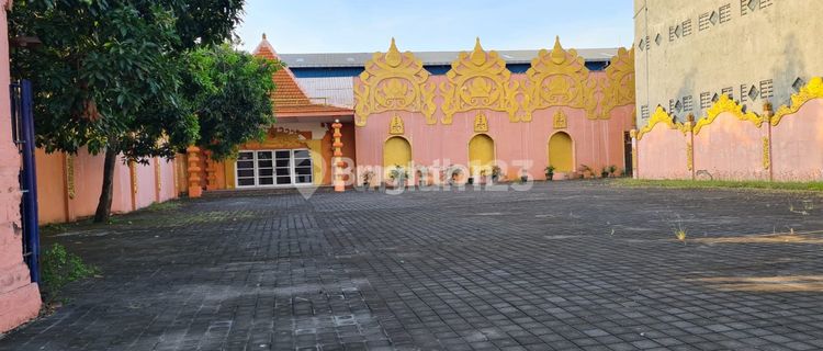Restaurant and souvenir place 1