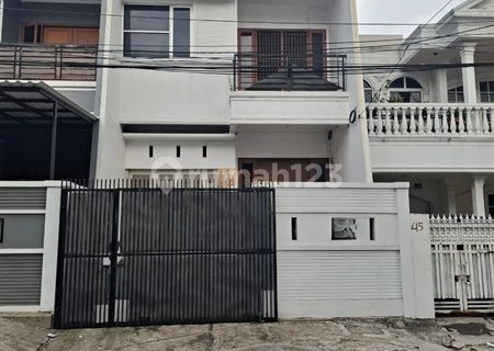 Comfortable Family Residence, Easy Access Everywhere. For Rent: 3-story house in Kepa Raya Tomang, unfurnished, near the roadside. 1