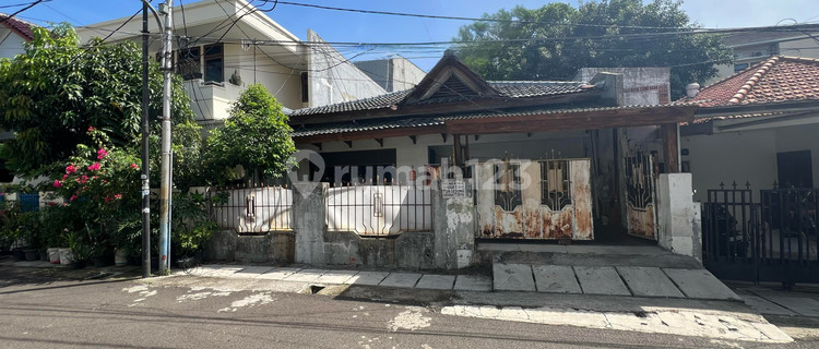 Old Building House in East Cemput 1