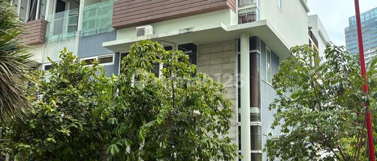 Dijual rumah hoek 4 lantai furnished di springhill Golf Residence kemayoran 1