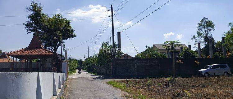 Properti 1 lantai bergaya minimalis ini berada di lingkungan strategis. 1