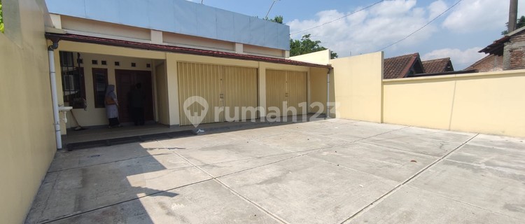 2-Story Shophouse Suitable for Business, Strategic Location on Jl. Parangtritis Sewon Bantul 1