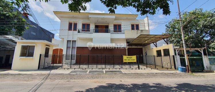 Sewa rumah cocok untuk kantor/showroom di Halmahera, 2 lantai 1