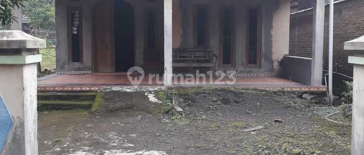 Rumah dengan 5 Kamar Tidur di Mojogedang  1
