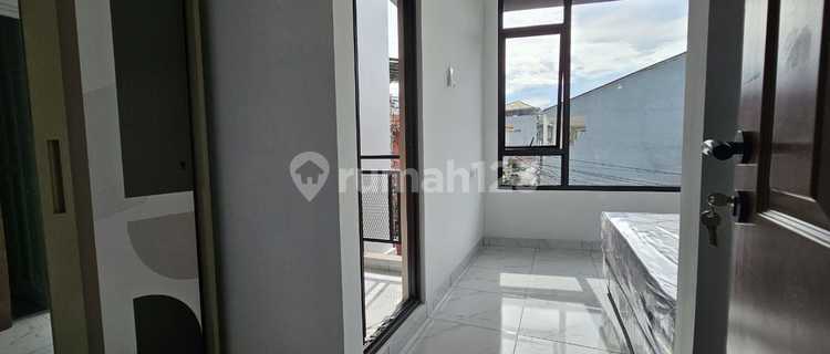 Exclusive 4-Story Kos for Sale with 21 Rooms in Cilandak, South Jakarta 1