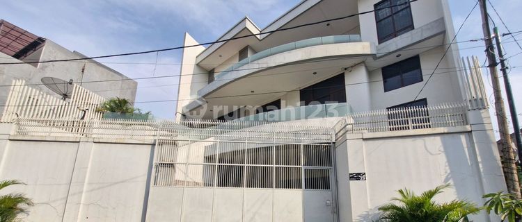 Murah!! Dijual Rumah Cocok Kantor,Kost2an dan Rumah Usaha Lokasi Strategis di Jatinegara 1