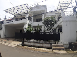 Rumah mewah (LT 300m2 / LB 400 m2) di lokasi strategis dekat Jalan Arteri Pondok Indah 1